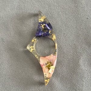 Floral Resin Thumb Page Holder